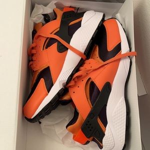 Brand new men’s Nike orange huaraches limited edition